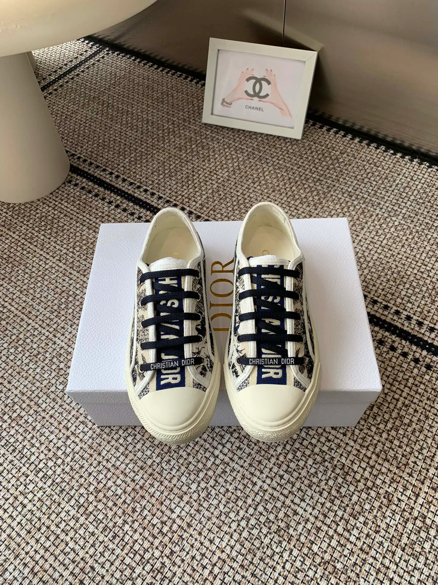 👟👟Ex-factory price 480👟👟 New color Dior Dior's new presbyopic embroidered canvas heighten thick-soled shoes, all details are consistent with the authentic ones ❗️Classic presbyopic with thick-soled series, fashionable and comfortable and also elongates the leg line, all original methods ❗️Original materials❗️ Classic embroidered presbyopic imported silk sheep lining, original cowhide lining for feet ❗️Refundable if not satisfied❗️ Code number 35-41 (40, 41 customized, non-returnable or exchangeable)